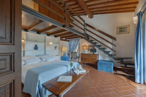 ein Schlafzimmer mit einem großen Bett und einer Treppe in der Unterkunft La Casa Gialla in Impruneta