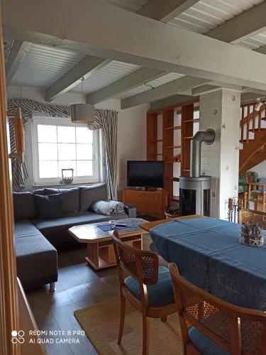 ein Wohnzimmer mit einem Sofa und einem Tisch in der Unterkunft Der Amboss in Wangerland