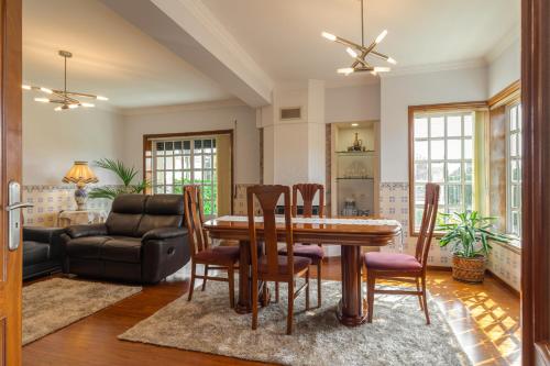 a kitchen and dining room with a table and chairs at Casa Do Norte in Ovar