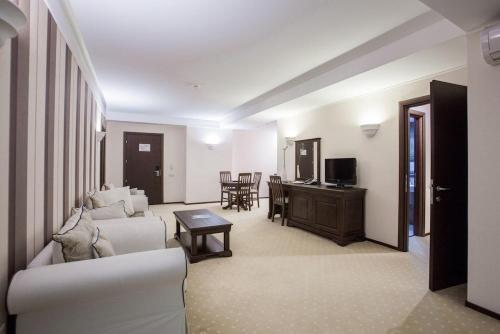 Gallery image of Forest Apartment 2202 Proprietate privata in Alpin ApartHotel in Braşov