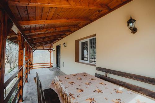 Ένα ή περισσότερα κρεβάτια σε δωμάτιο στο Casa Andreea și Grigore Ursu