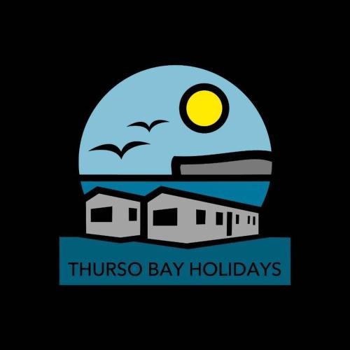 un logotipo para unas vacaciones en la bahía de los tres en Thurso Bay Holidays en Thurso