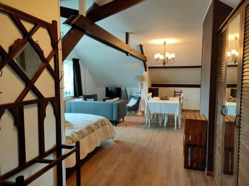 a bedroom with a bed and a table in a room at Gastenverblijf Hof Moye Tyt in Middelkerke