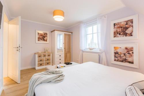 Postel nebo postele na pokoji v ubytování Barther Str_10 _Seeschwalbe_