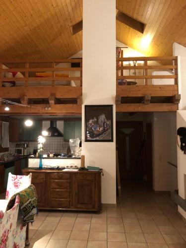 cocina con cama elevada en una habitación en Gemütliche Gartenwohnung im Tessin, 70 qm, en Biasca