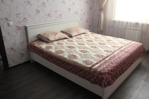 Tempat tidur dalam kamar di Элитная квартира на набережной реки Иртыш