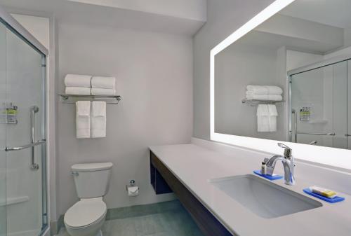 Kúpeľňa v ubytovaní Holiday Inn Express & Suites - Lenexa - Overland Park Area, an IHG Hotel