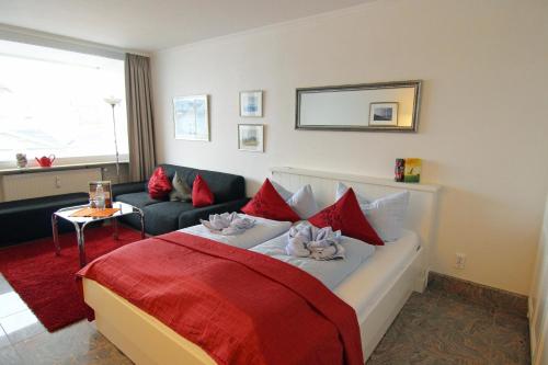 een hotelkamer met een bed en een bank bij Seestern in Westerland