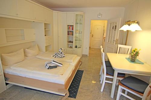 um quarto com uma cama, uma mesa e uma sala de jantar em MS Viktoria em Westerland