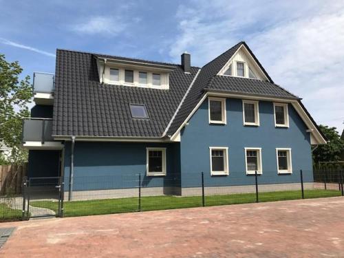 una casa blu con tetto nero di Kavelweg 13 Kavella a Zingst