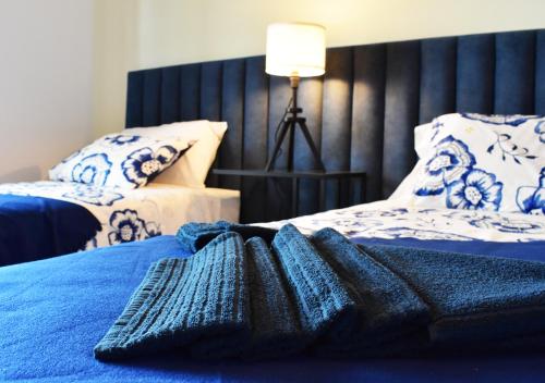 a blue blanket laying on top of a bed at Batalhoz House in Cartaxo