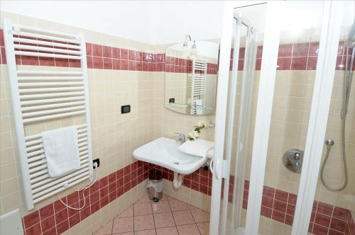 uma casa de banho com um lavatório e um espelho em Hotel Chopin em Gênova