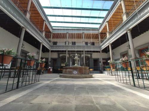 un gran edificio con una fuente en el medio en Hotel Plaza Iberia, en Tehuacán