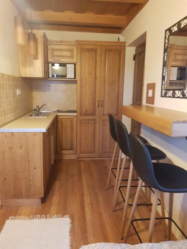 Η κουζίνα ή μικρή κουζίνα στο Tóth Vendégház és Apartmanház Újfehértó