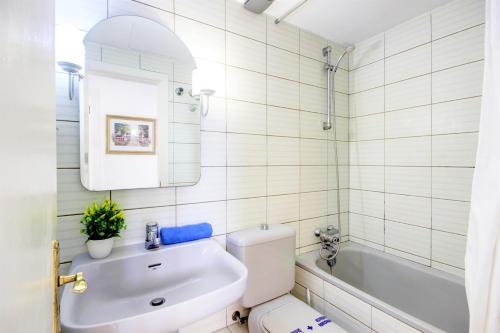 ein Badezimmer mit einem Waschbecken, einem WC und einer Badewanne in der Unterkunft Mare Nostrum 18 Roses - Immo Barneda in Roses