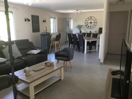 Gîte Le Chantecaille في Mer: غرفة معيشة مع أريكة وطاولة