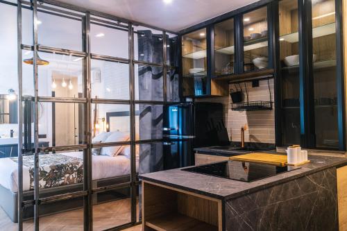 kuchnia z dużym oknem i łóżkiem w obiekcie EL RINCON DE HUETE w mieście Almería