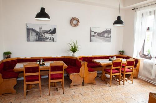 - une salle à manger avec un canapé, des tables et des chaises dans l'établissement Restaurace a Penzion Klatovský Dvůr, à Klatovy