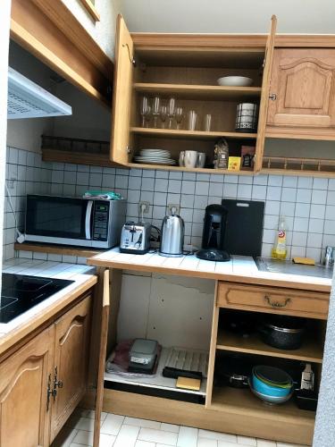 Il comprend une cuisine équipée d'un évier et d'un comptoir avec un four micro-ondes. dans l'établissement Appart T2 Prefecture et Centre Ville, au Mans