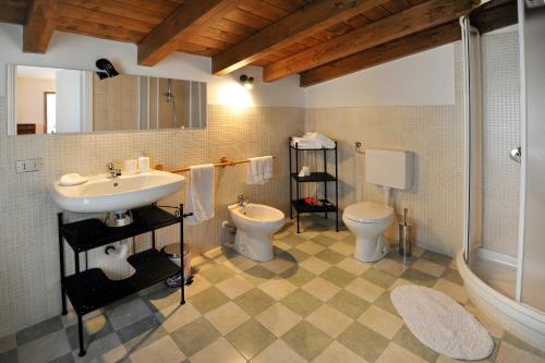 A bathroom at B&B Rocca di Bajedo