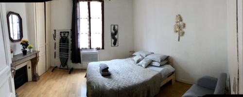 une chambre avec un lit et un canapé dans l'établissement Appart T2 Prefecture et Centre Ville, au Mans