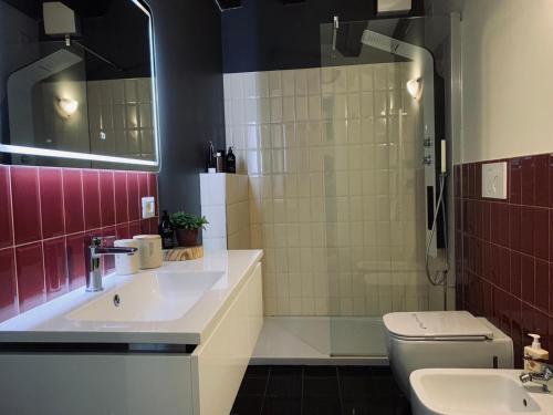 a bathroom with a sink and a shower and a toilet at Ca' Memi - Relaxing Stay in Chioggia in Chioggia