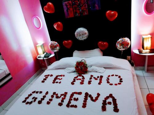 1 dormitorio con 1 cama con corazones en la pared en Stylus Hotel, en Iquitos
