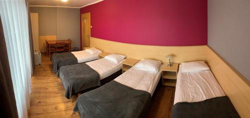 Posteľ alebo postele v izbe v ubytovaní Ludowa Restauracja & Noclegi