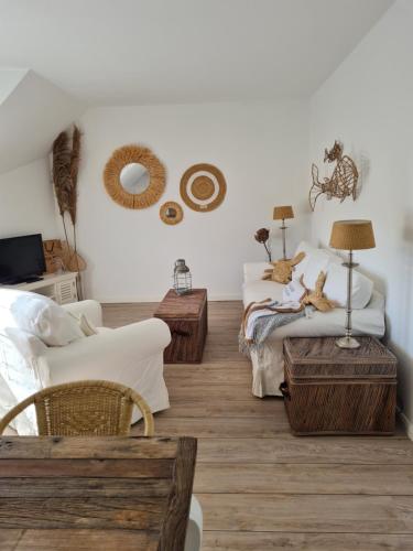 Sala de estar con 2 camas y 2 mesas en Saltwater Happy, en Büsum
