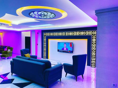 een woonkamer met een bank en een open haard bij Kılıç apart otel in Dargeçit