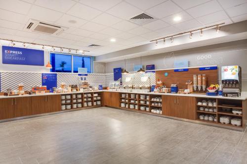 Holiday Inn Express & Suites Panama City Beach - Beachfront by IHG photo 39