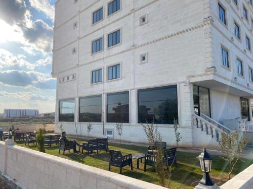 Een gebouw met bankjes ervoor. bij Kılıç apart otel in Dargeçit