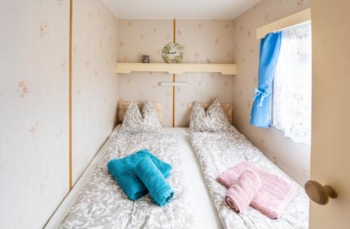 un letto in una camera con due cuscini di Mobilheim Stella - Výrovická přehrada a Výrovice