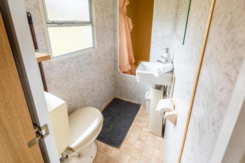 un piccolo bagno con un water e un lavandino di Mobilheim Stella - Výrovická přehrada a Výrovice