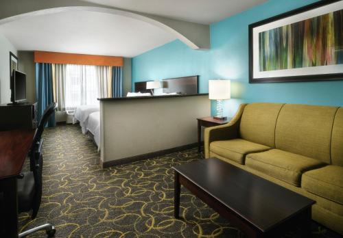 Et opholdsområde på Holiday Inn Express Hotel and Suites DFW-Grapevine, an IHG Hotel