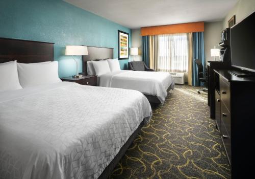 En eller flere senge i et værelse på Holiday Inn Express Hotel and Suites DFW-Grapevine, an IHG Hotel