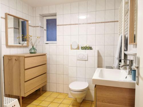 Ένα μπάνιο στο Smittshörn 3 - Nordsee Erdgeschosswohnung mit eingezäunten Garten, Kamin und Lounge!