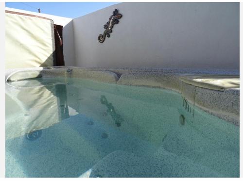 uma pessoa numa mota de terra a saltar sobre uma piscina de água em Mi Abeto em Tías