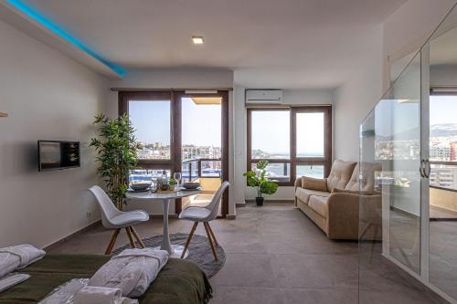 Beachfront with Spectacular views and Swimming pool