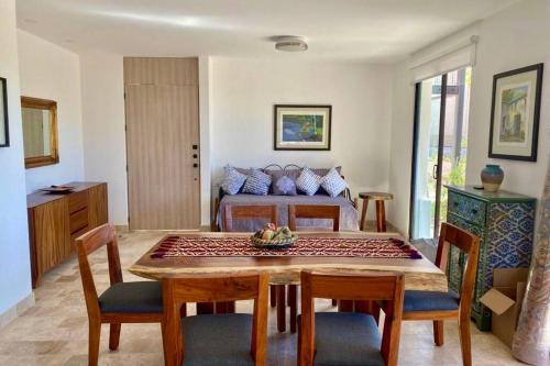 a living room with a table and chairs and a bed at Fantástico departamento en San Miguel de Allende in San Miguel de Allende