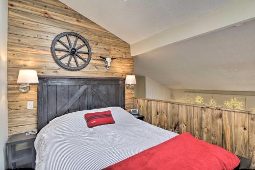 une chambre avec un lit avec une roue sur le mur dans l'établissement Near Chairlift Breck Condo At Base of Peak 9!, à Breckenridge