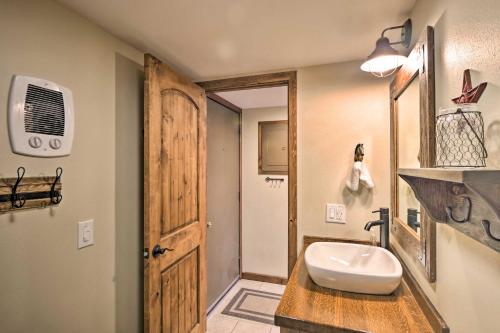 La salle de bains est pourvue d'un lavabo sur un comptoir en bois. dans l'établissement Near Chairlift Breck Condo At Base of Peak 9!, à Breckenridge