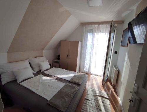 ギェネシュディアーシュにあるApartment Gyenesdias 16のベッドルーム1室(屋根裏部屋に大型ベッド1台付)