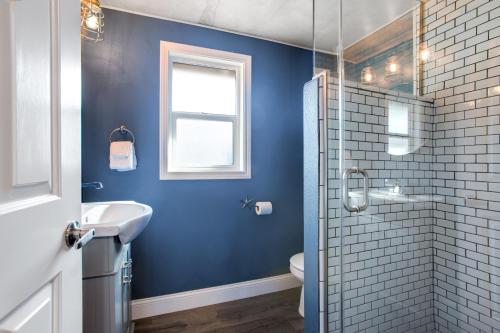 A bathroom at Siletz Bay Getaway