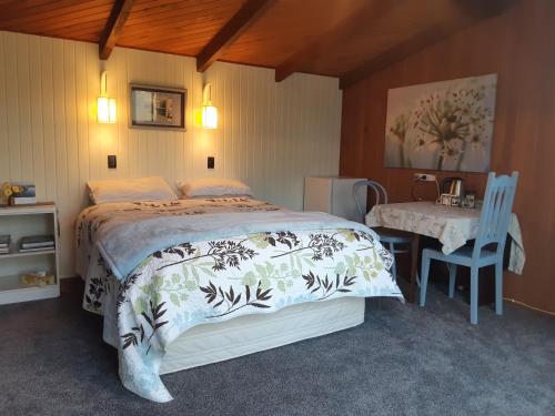 um quarto com uma cama, uma mesa e uma cadeira em The Fishers @33 em Geraldine