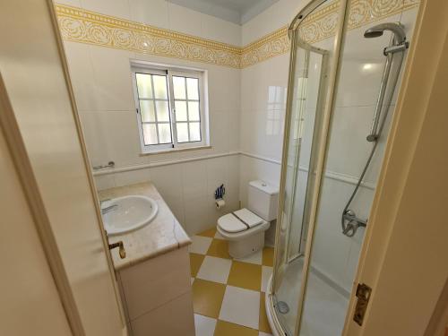 ein Badezimmer mit Dusche, Toilette und Waschbecken in der Unterkunft Villa Duartes in Altura