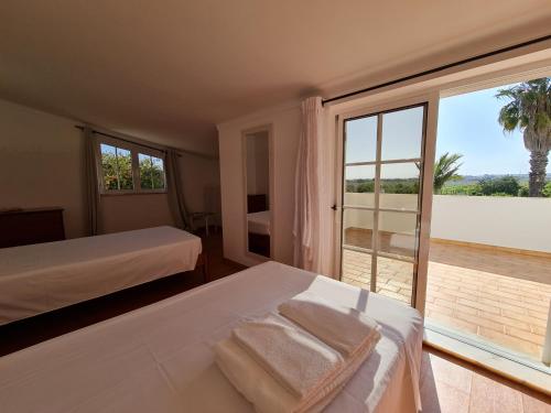 um quarto com 2 camas e uma grande janela em Villa Duartes em Altura