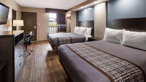 Gulta vai gultas numurā naktsmītnē SureStay Hotel by Best Western Jasper