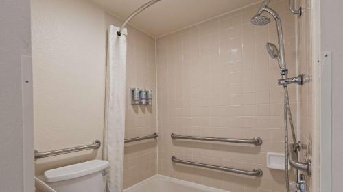 y baño con ducha y aseo. en Best Western Pony Soldier Inn & Suites, en Flagstaff