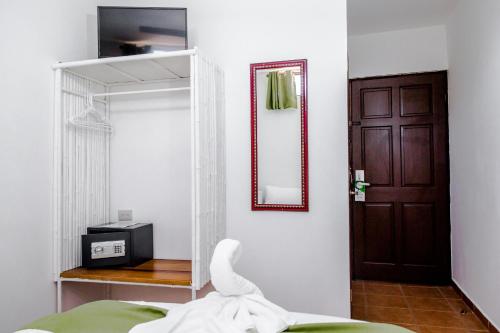 um quarto com uma cama, um espelho e uma porta em The Palms At Coco Beach em Coco